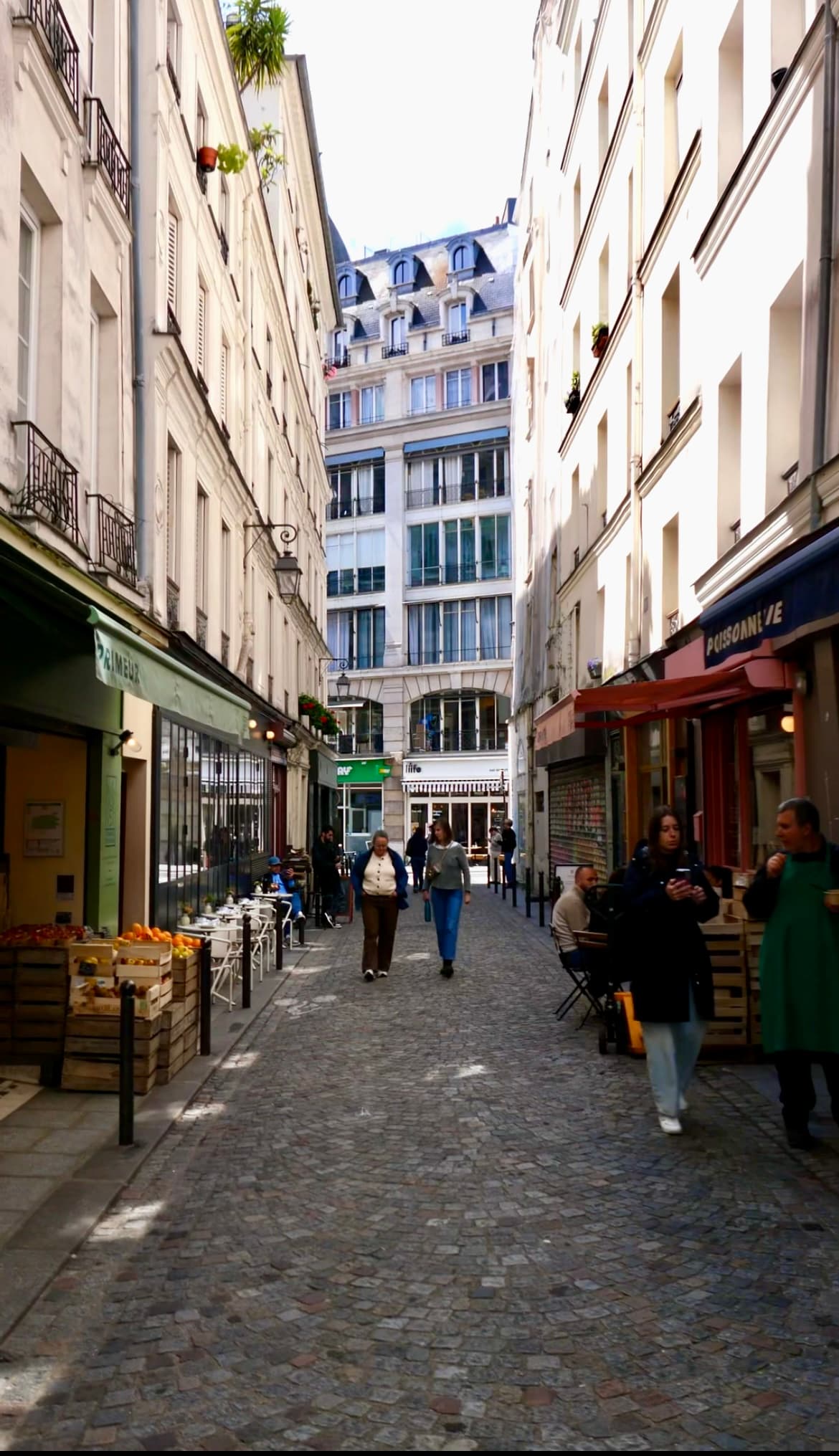 La rue du Nil ensoleillée et ses étales