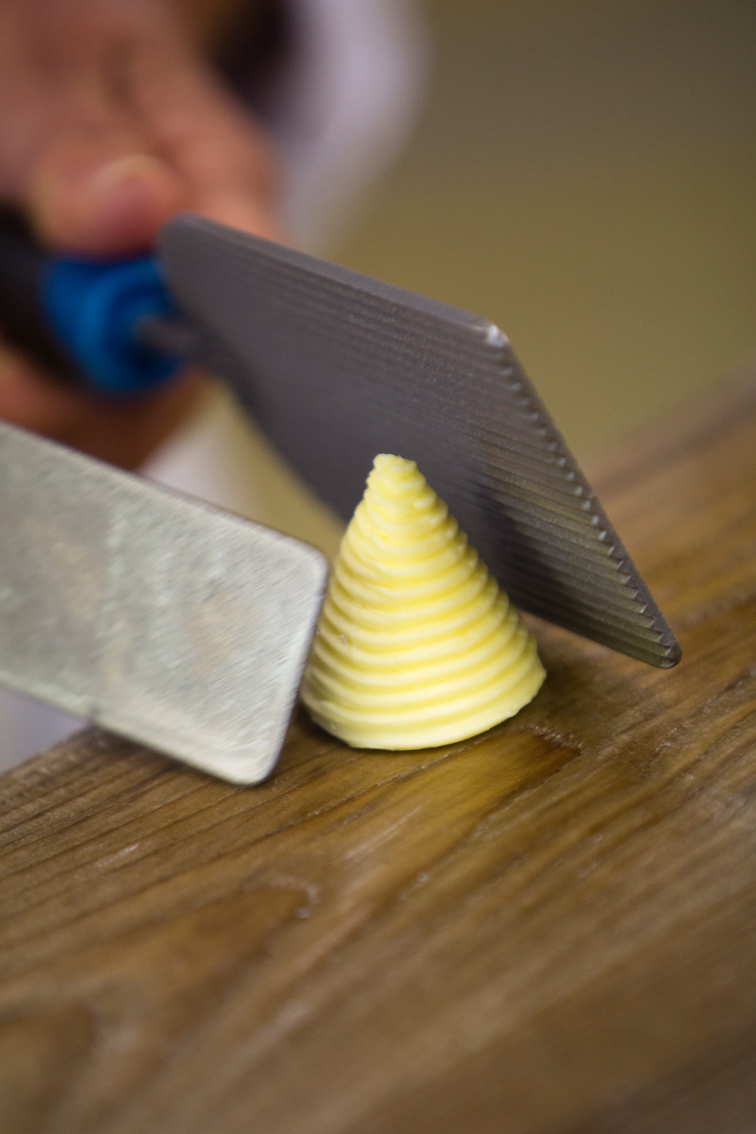 Moulage du beurre à la main sur du bois